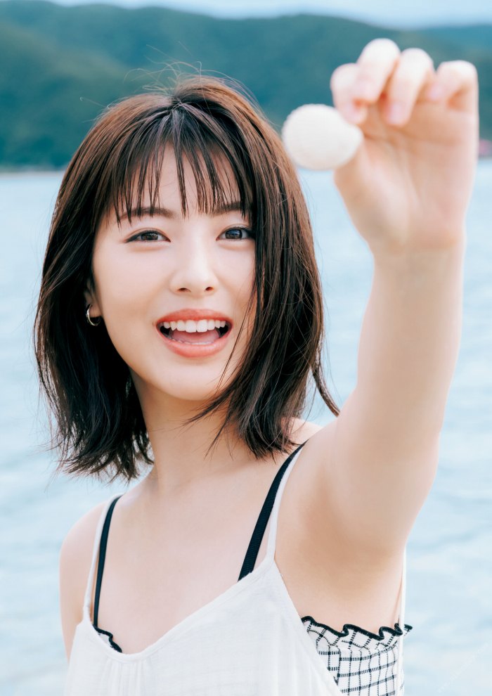 浜辺美波 鬼かわな水着＆浴衣グラビア画像！