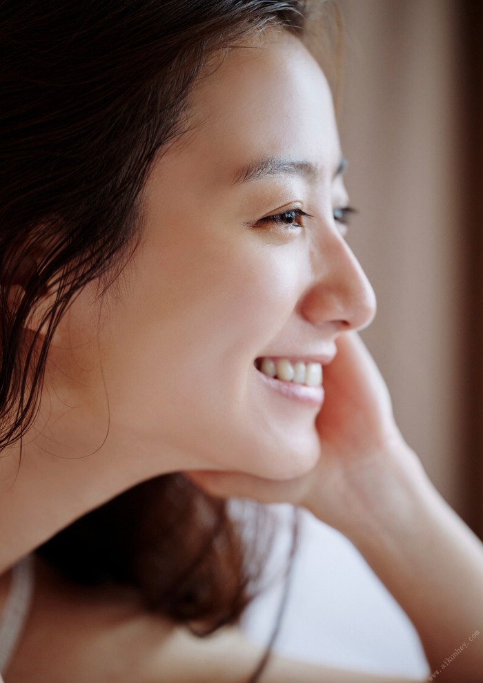 高田里穂 スタイル抜群な水着グラビア画像！