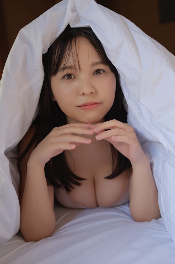 本郷柚巴 まぶしいボインの水着グラビア画像！