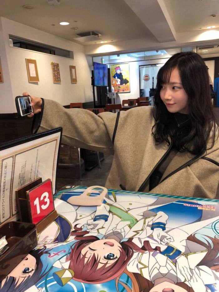 青山なぎさ 激かわな生脚＆タンクトップ画像！