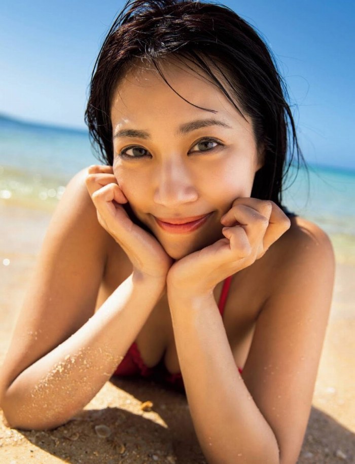 霧島聖子 Dカップお姉さんの水着グラビア画像！