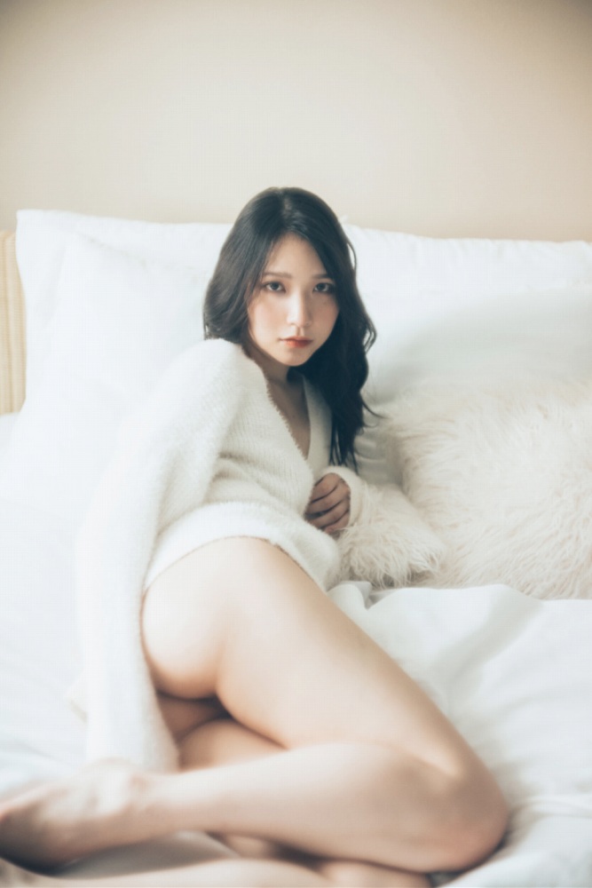 あまつまりな 脱ぎすぎ水着＆下着グラビア画像！