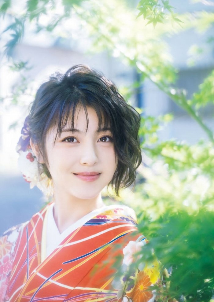 浜辺美波 鬼かわな水着＆浴衣グラビア画像！