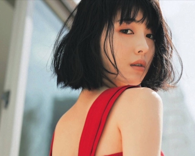 浜辺美波 鬼かわな水着＆浴衣グラビア画像！