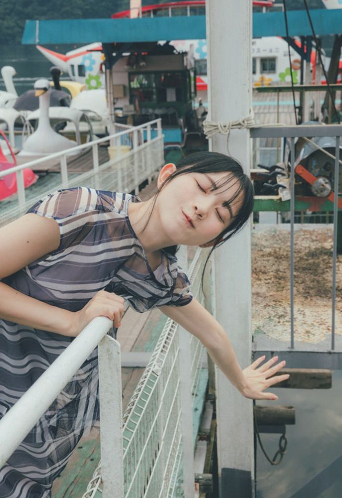 青山なぎさ 激かわな生脚＆タンクトップ画像！