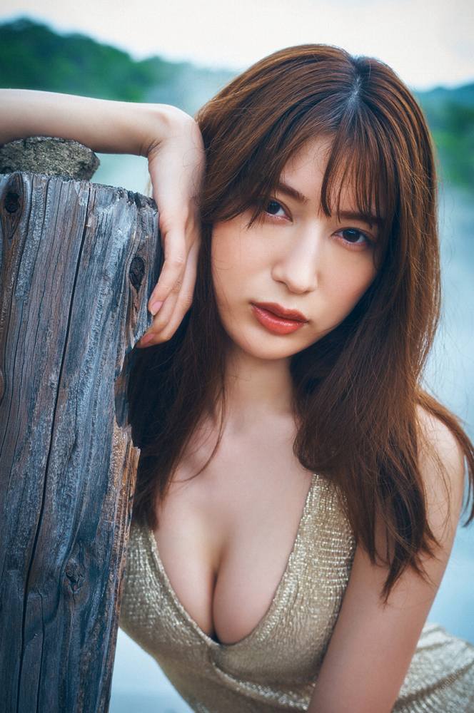 雪平莉左 グラマラス美女の水着グラビア画像！