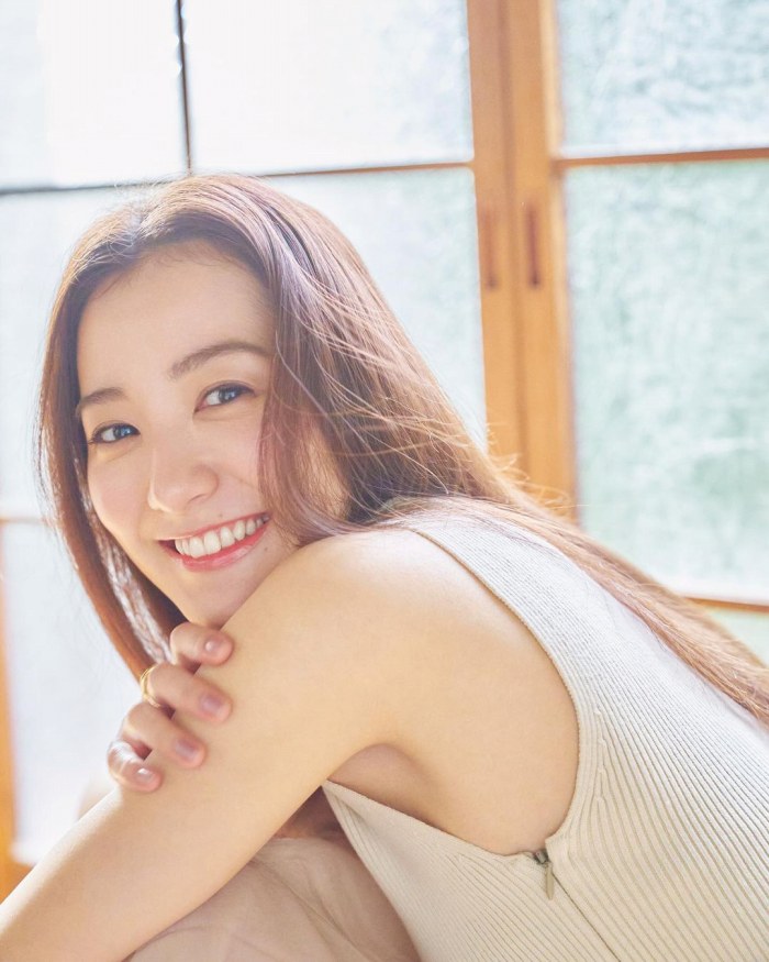 高田里穂 スタイル抜群な水着グラビア画像！