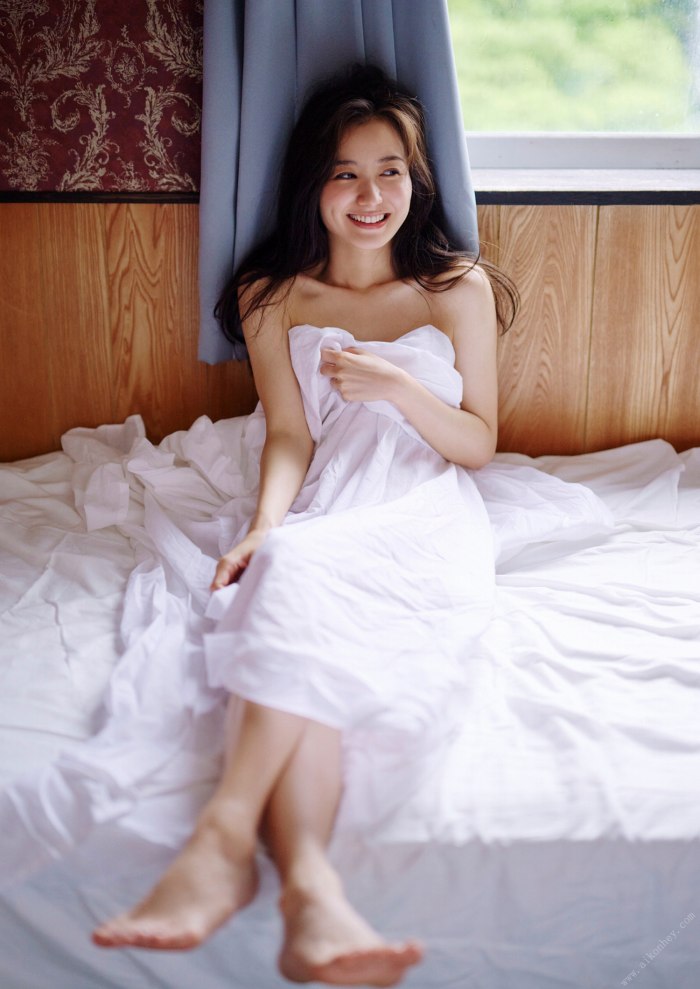 高田里穂 スタイル抜群な水着グラビア画像！