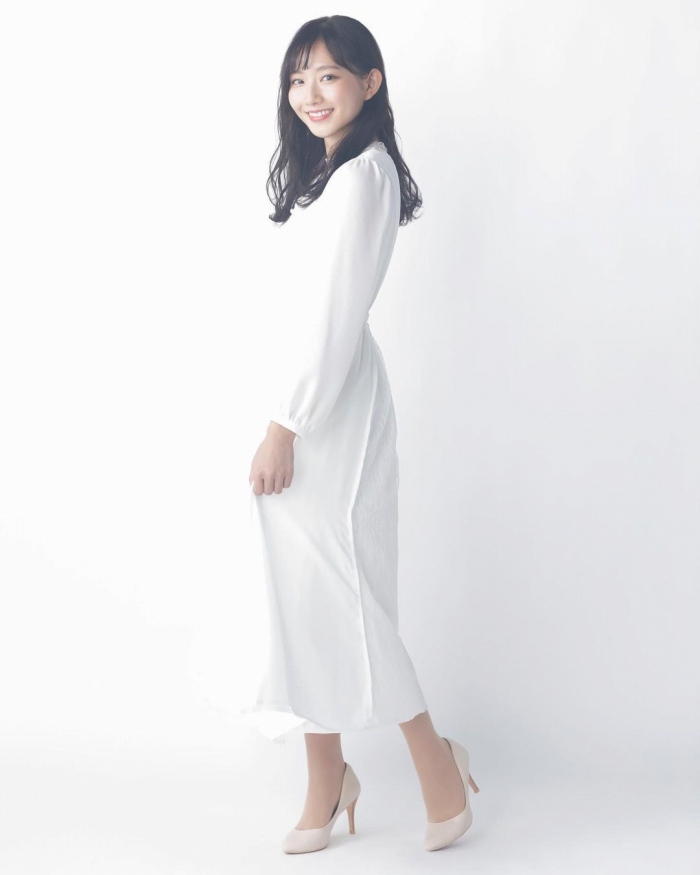 青山なぎさ 激かわな生脚＆タンクトップ画像！