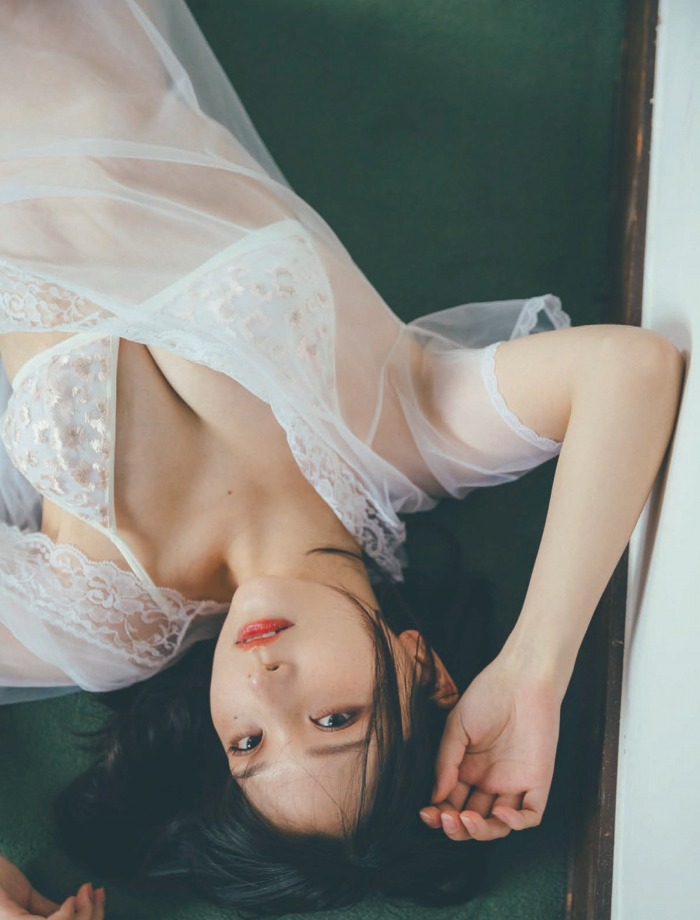 あまつまりな 脱ぎすぎ水着＆下着グラビア画像！