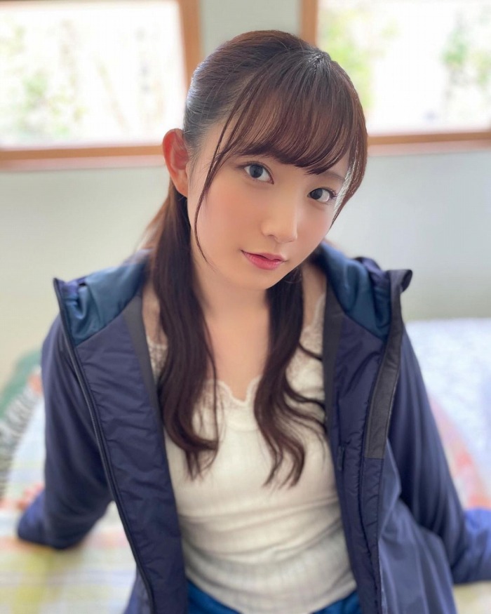 青山なぎさ 激かわな生脚＆タンクトップ画像！