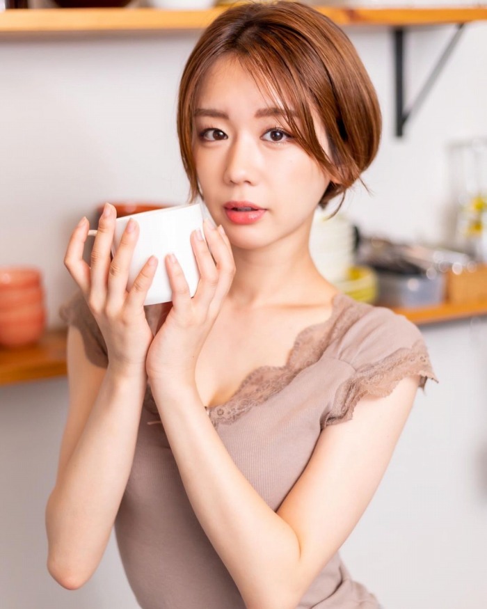 あらた唯 スタイル抜群の水着グラビア画像！