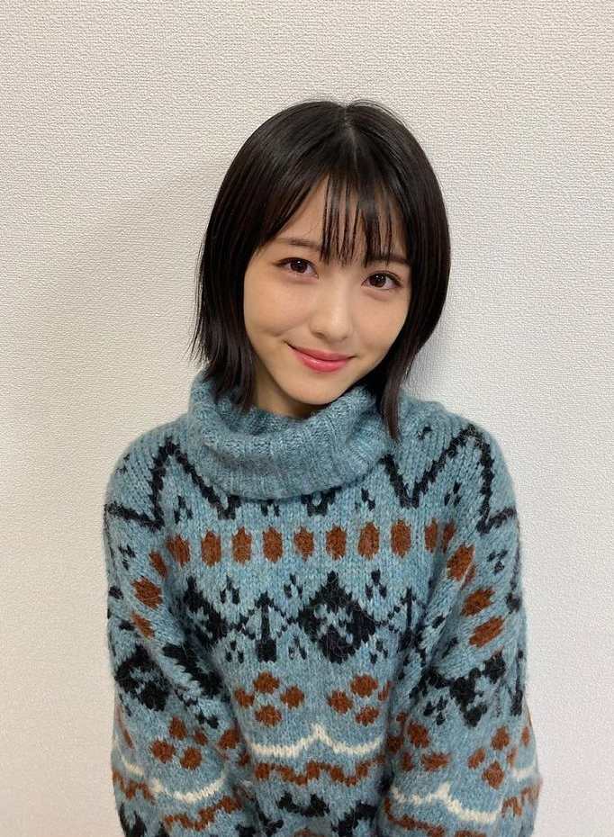 浜辺美波 鬼かわな水着＆浴衣グラビア画像！