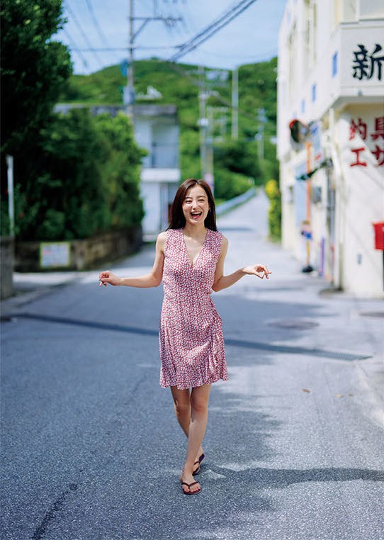 高田里穂 スタイル抜群な水着グラビア画像！