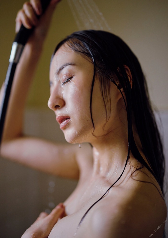 高田里穂 スタイル抜群な水着グラビア画像！