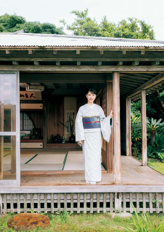 浜辺美波 鬼かわな水着＆浴衣グラビア画像！