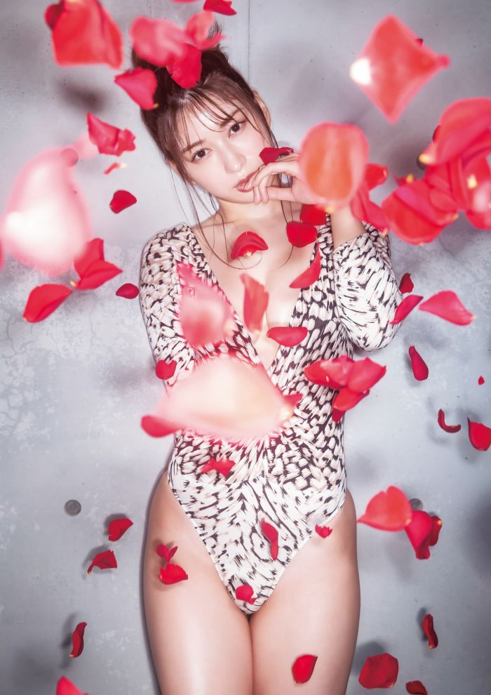 雪平莉左 グラマラス美女の水着グラビア画像！