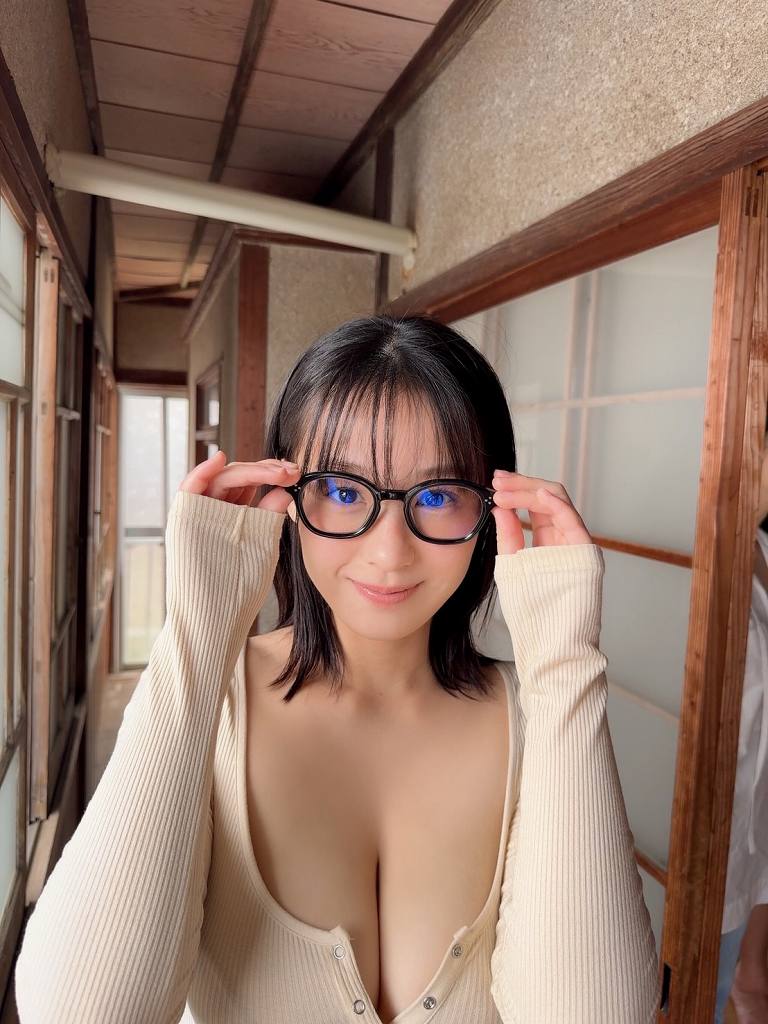 髙野真央 Gカップボインの水着グラビア画像！