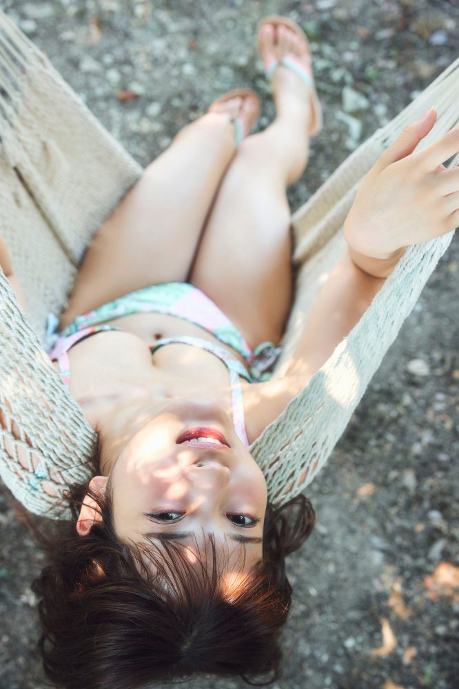 黒嵜菜々子 ふわふわボインの水着グラビア画像！