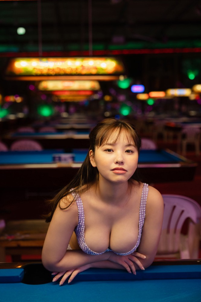 本郷柚巴 まぶしいボインの水着グラビア画像！