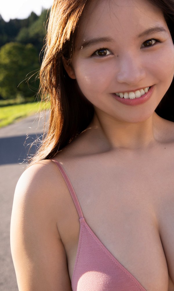 本郷柚巴 まぶしいボインの水着グラビア画像！