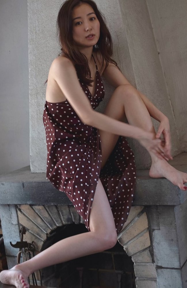 高田里穂 スタイル抜群な水着グラビア画像！