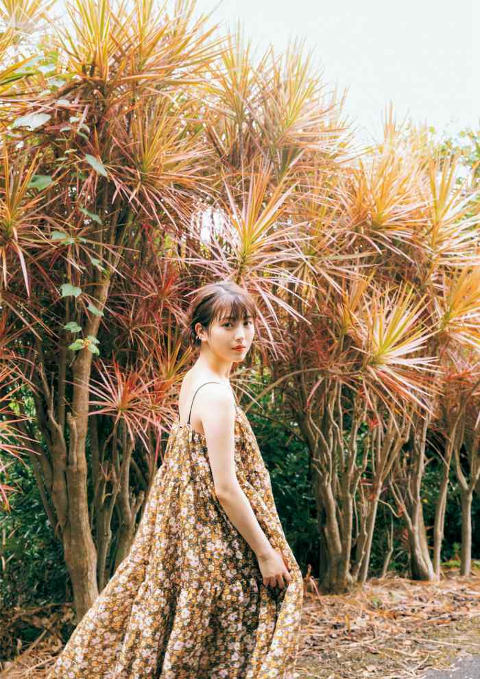 浜辺美波 鬼かわな水着＆浴衣グラビア画像！