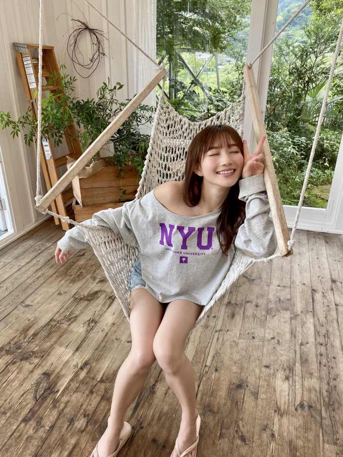 青山なぎさ 激かわな生脚＆タンクトップ画像！