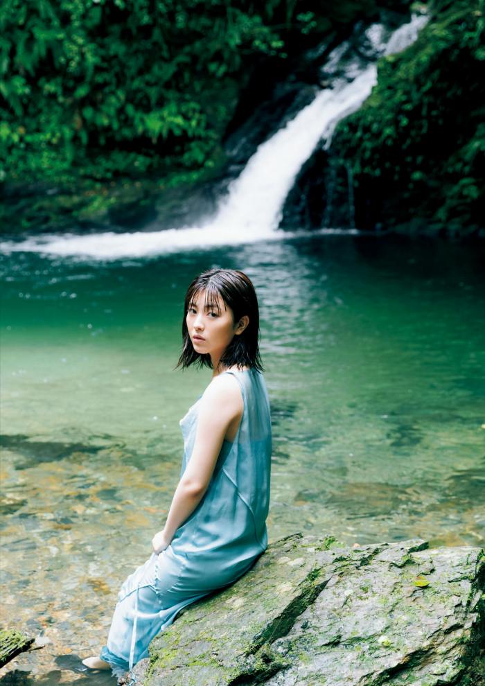 浜辺美波 鬼かわな水着＆浴衣グラビア画像！