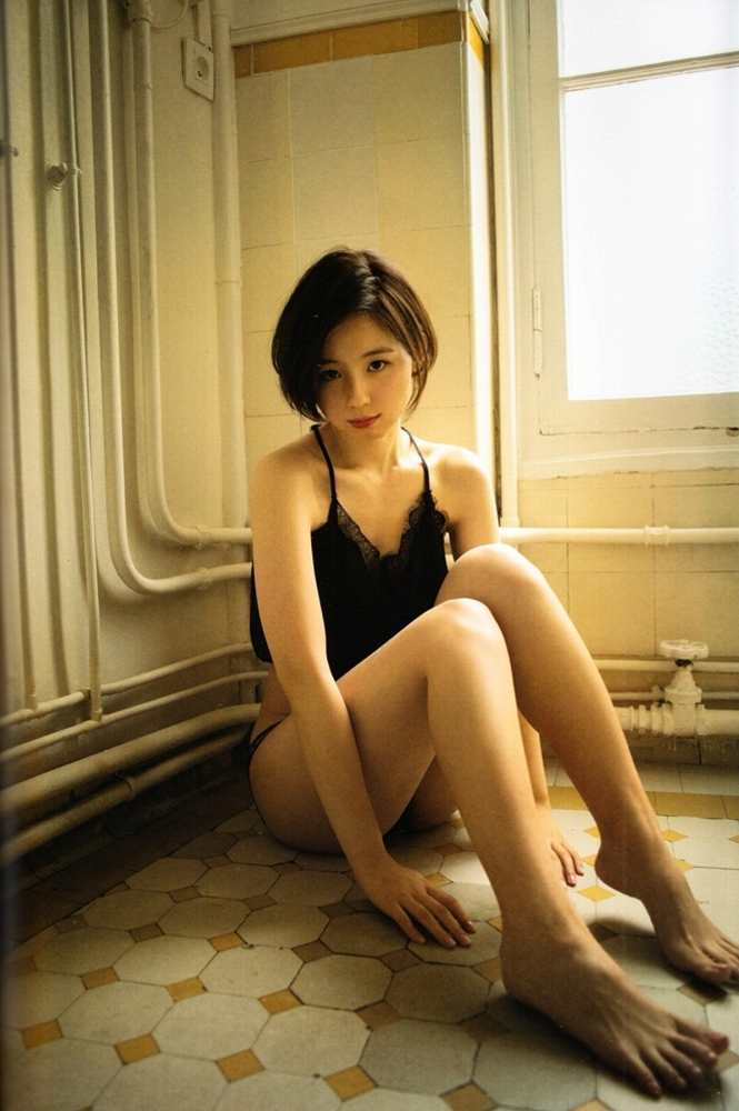 小池里奈 美尻でキュートな水着グラビア画像！