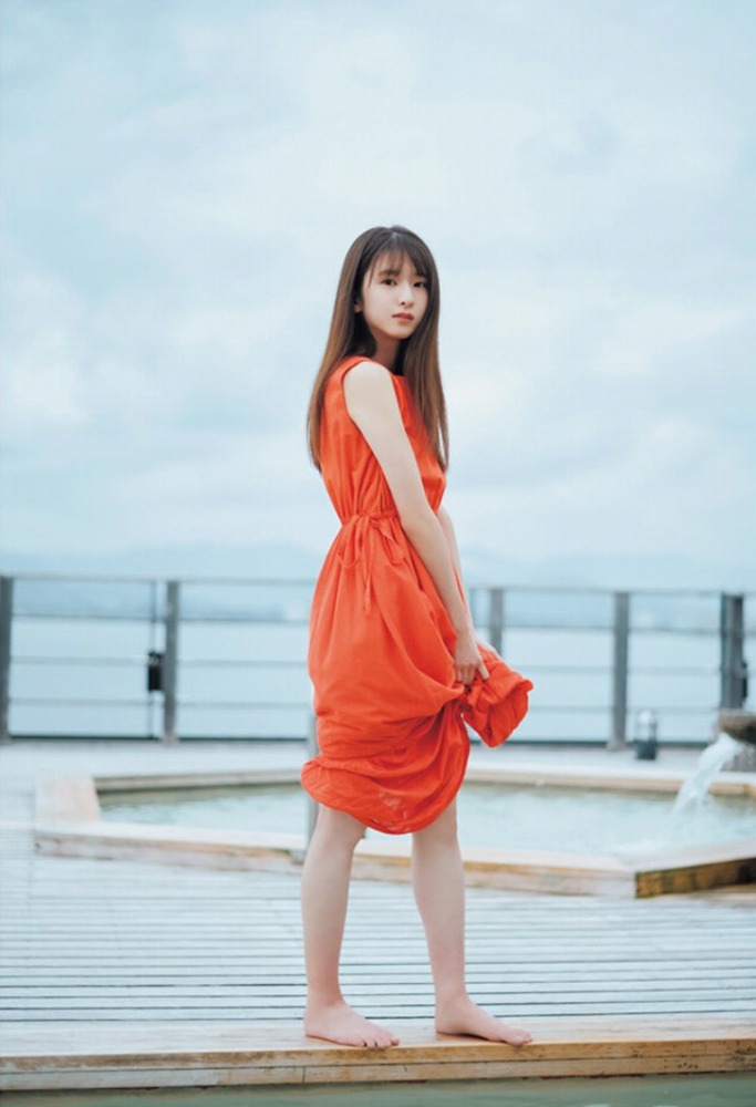 菅原咲月 すべすべ美脚の激かわグラビア画像！