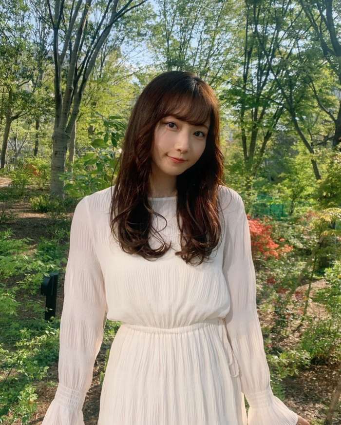 青山なぎさ 激かわな生脚＆タンクトップ画像！