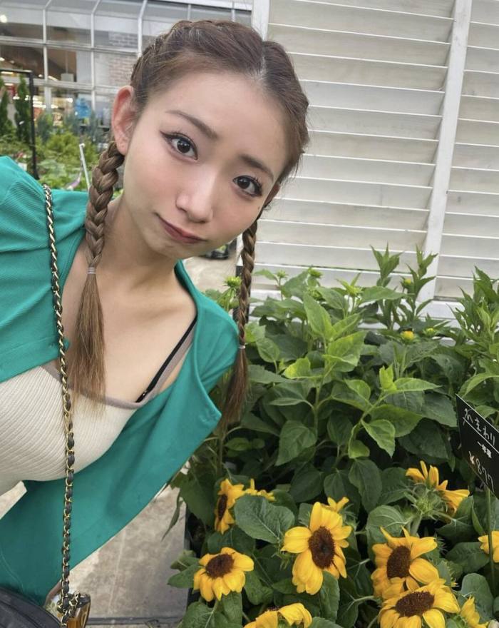 うらら 小顔美女の下着＆水着グラビア画像！