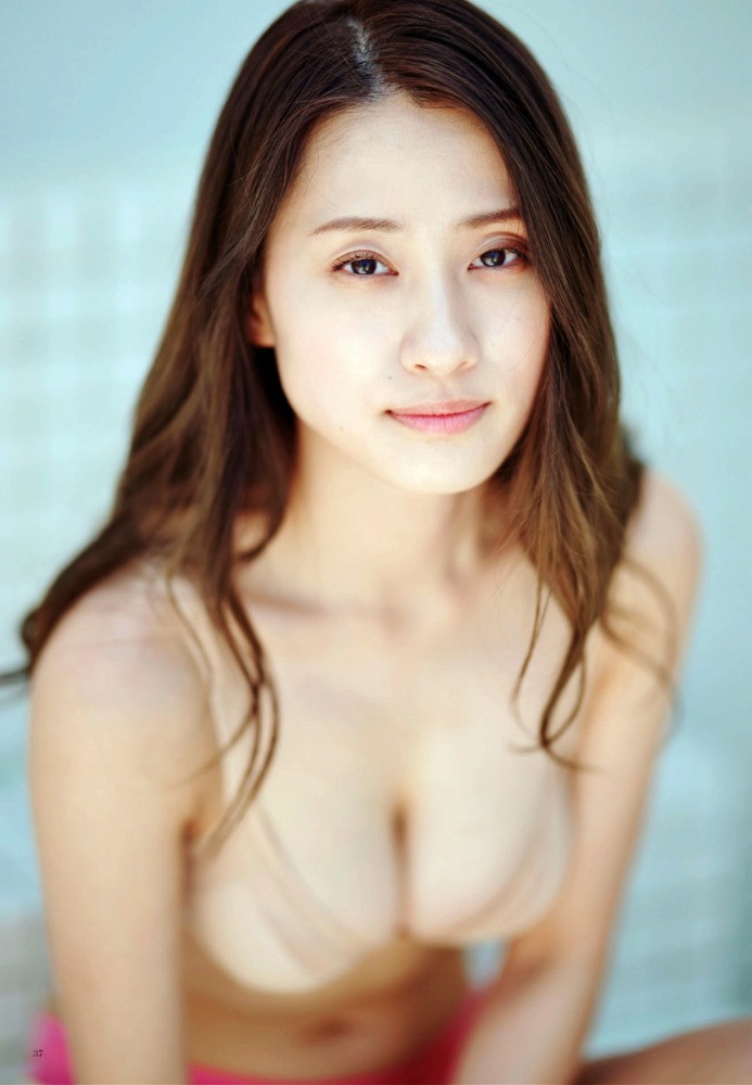 澄田綾乃 はみ出るFカップの水着グラビア画像！