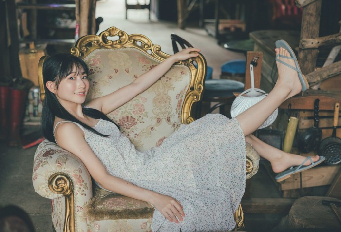 青山なぎさ 激かわな生脚＆タンクトップ画像！