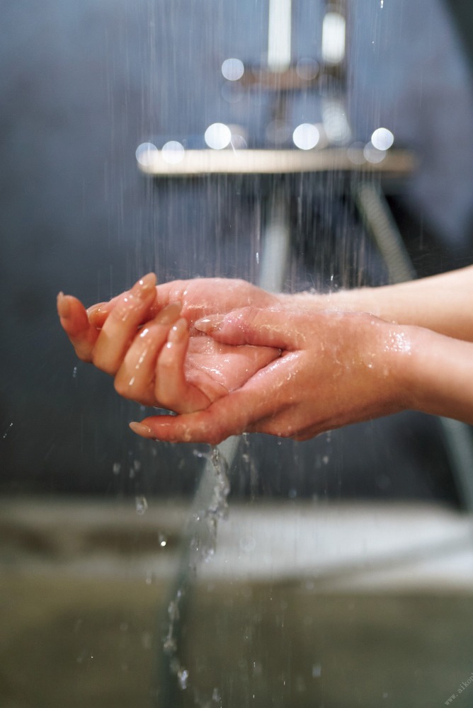 浅川梨奈 もっこりおっぱい水着グラビア画像！