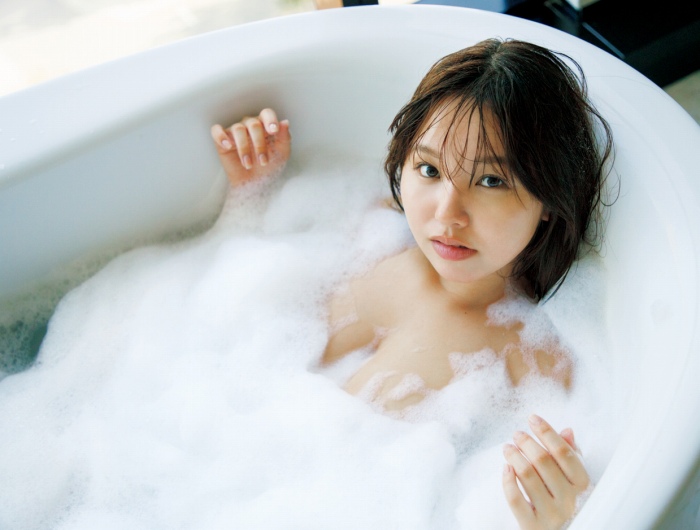 本郷柚巴 まぶしいボインの水着グラビア画像！