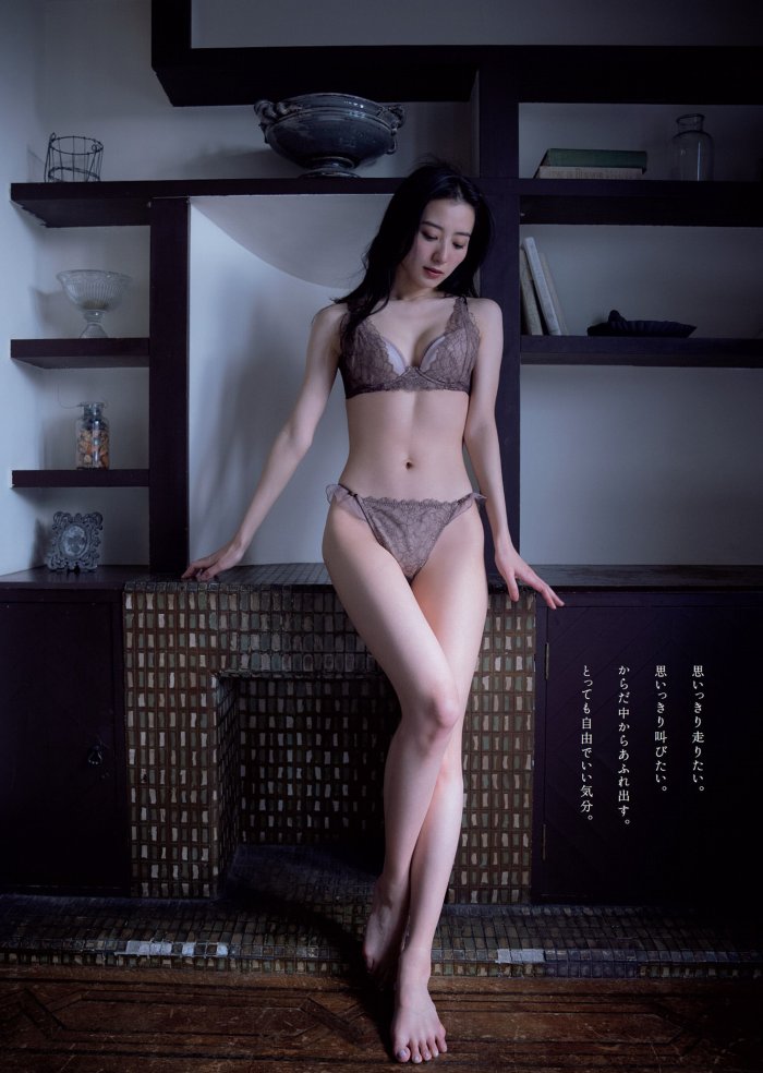 高田里穂 スタイル抜群な水着グラビア画像！