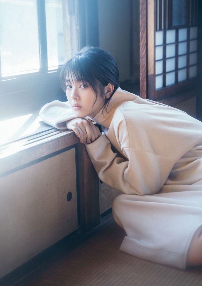 浜辺美波 鬼かわな水着＆浴衣グラビア画像！