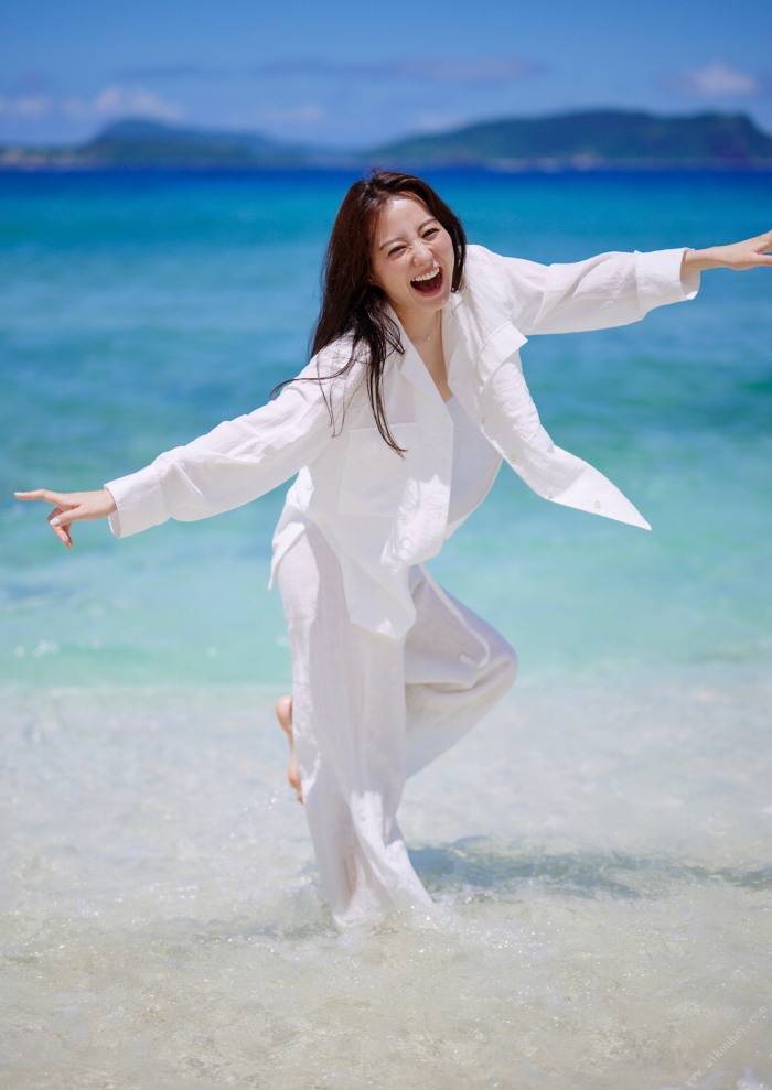 高田里穂 スタイル抜群な水着グラビア画像！