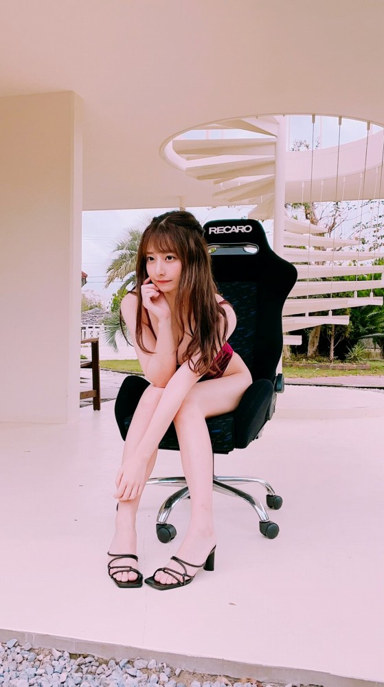 鈴木優香 ちょっと脱ぎすぎ水着グラビア画像！