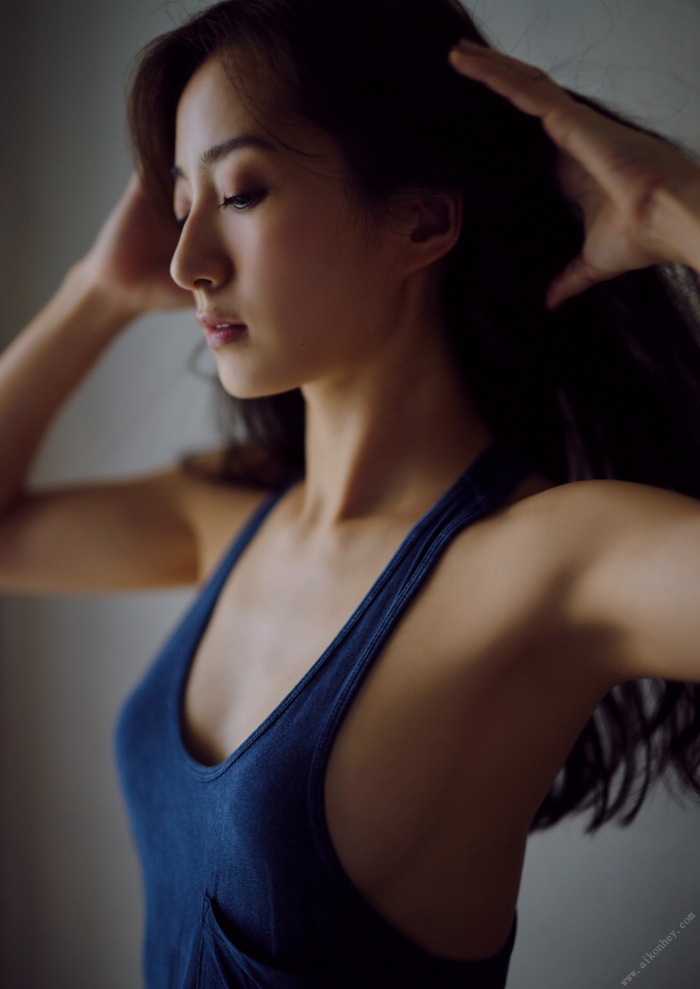 高田里穂 スタイル抜群な水着グラビア画像！