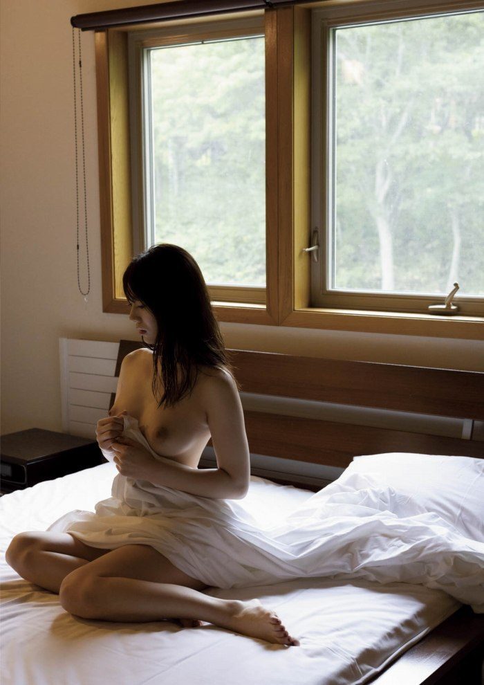 河北彩伽 絵になるEカップ美乳のヌード画像！