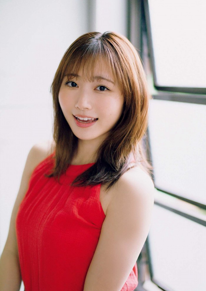 青山なぎさ 激かわな生脚＆タンクトップ画像！