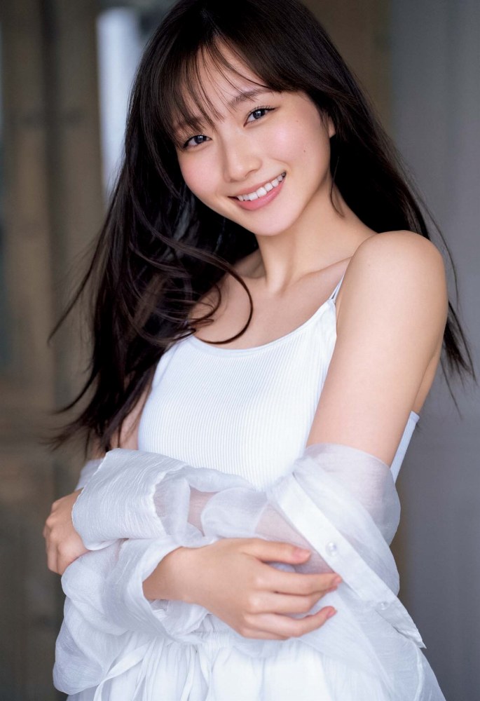 青山なぎさ 激かわな生脚＆タンクトップ画像！