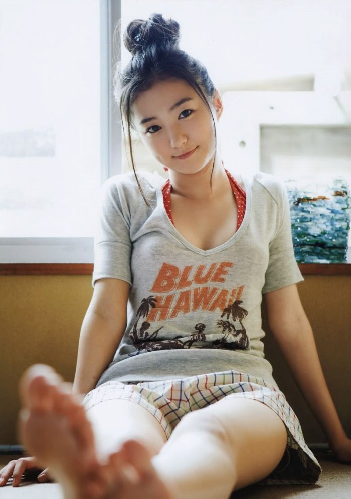 高田里穂 スタイル抜群な水着グラビア画像！