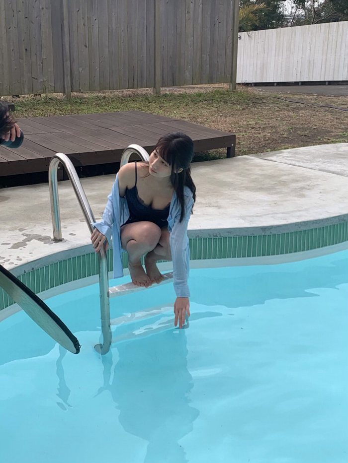 鈴木優香 ちょっと脱ぎすぎ水着グラビア画像！