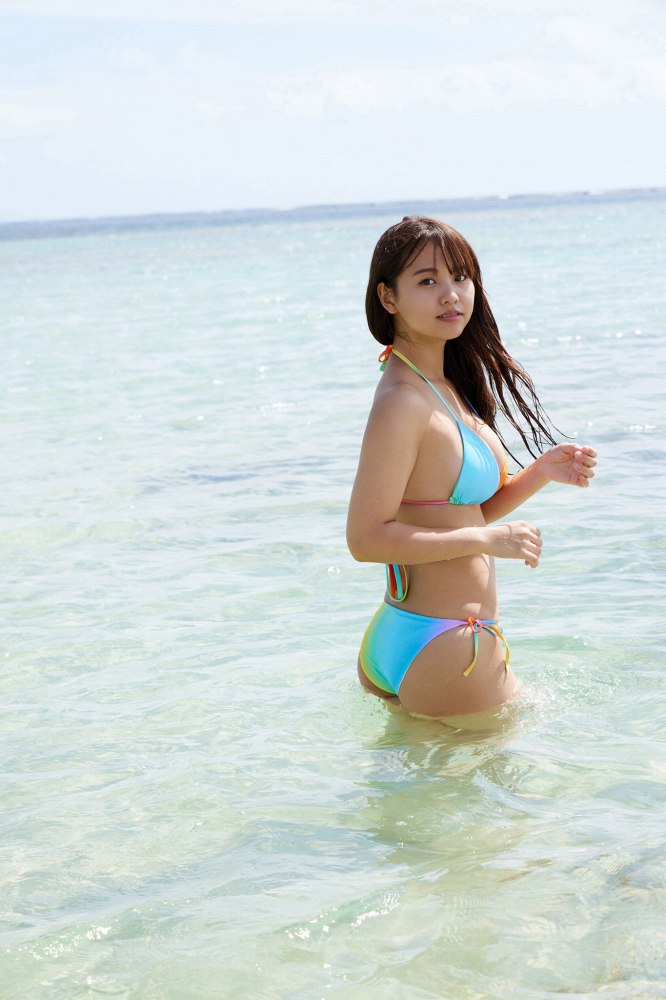 本郷柚巴 まぶしいボインの水着グラビア画像！