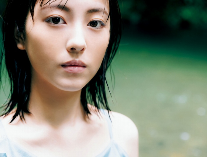 浜辺美波 鬼かわな水着＆浴衣グラビア画像！