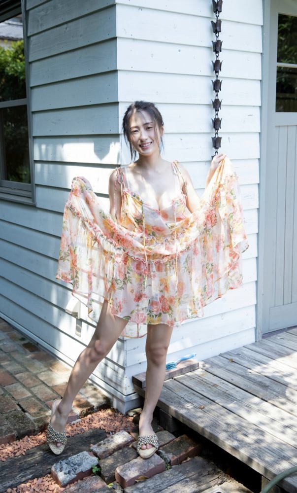 澄田綾乃 はみ出るFカップの水着グラビア画像！